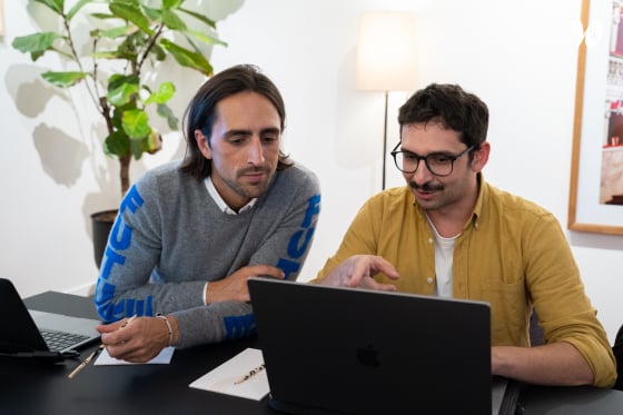 Deux hommes regardant un écran d'ordinateur portable